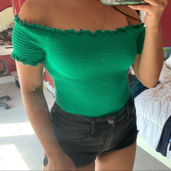 ✨2/$20✨ Green Off the Shoulder Top - Picture 1 of 4